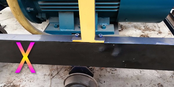 混凝土泵在進行泵送前，水泥砂漿注入料斗后為何要先進行反向攪拌？