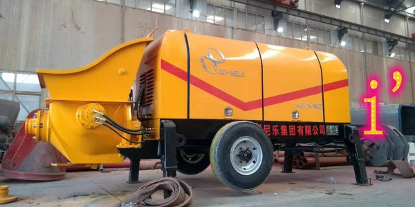 混凝土輸送泵作業時，為什么要及時將管倒換方位使用？